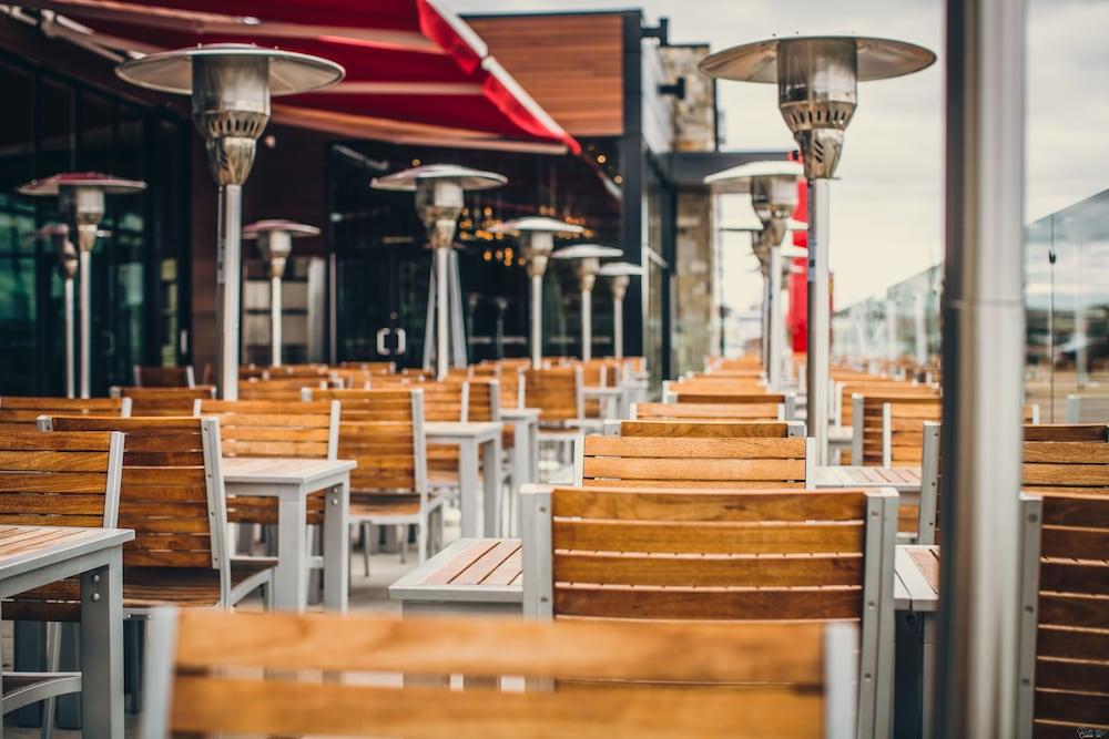 Otl Gouverneur Chicoutimi Exterior foto Patio heaters at a restaurant