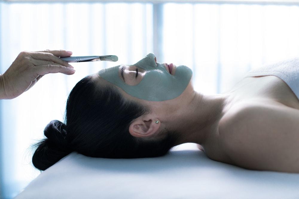 Otl Gouverneur Chicoutimi Exterior foto A woman with a facial mask