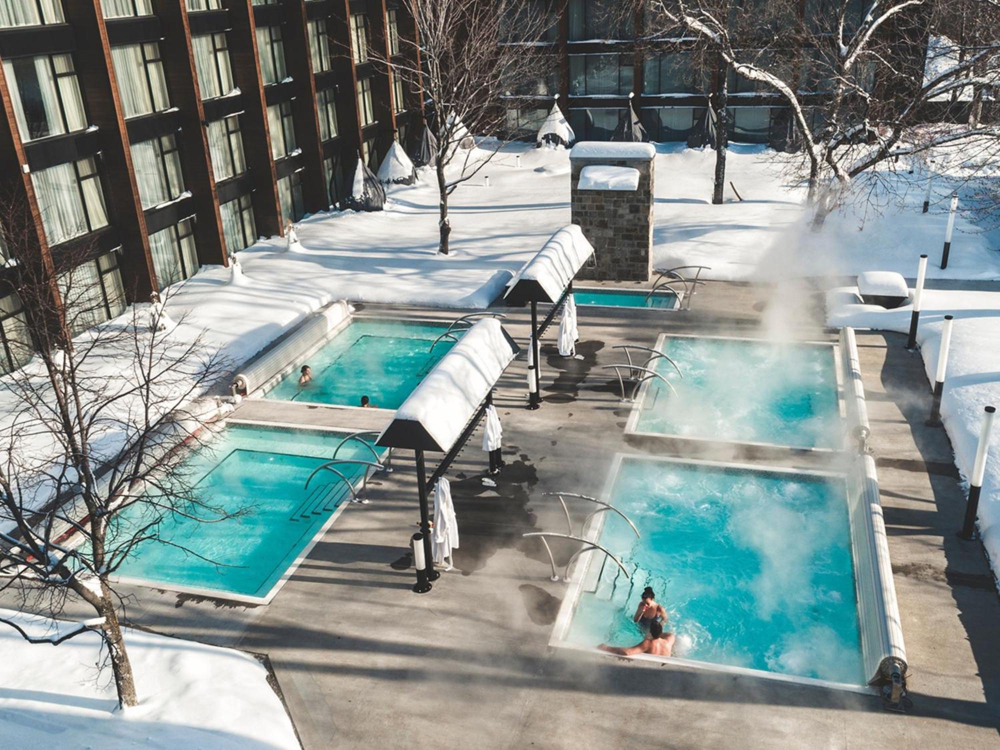Otl Gouverneur Chicoutimi Exterior foto Outdoor hot springs at the Hotel Okura, Hakkōda, Sendai, Japan