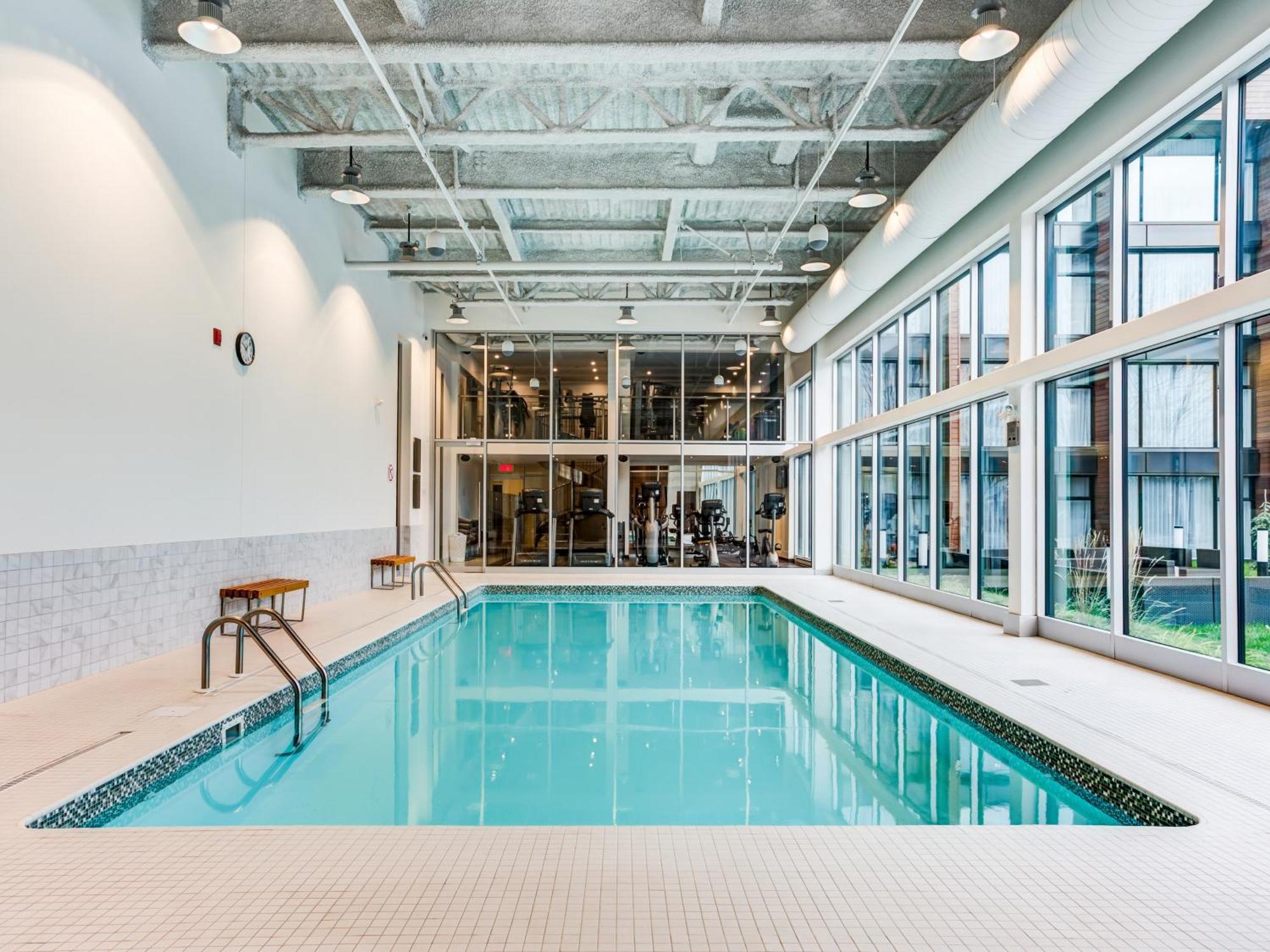 Otl Gouverneur Chicoutimi Exterior foto The pool at the 1000 De La Savane