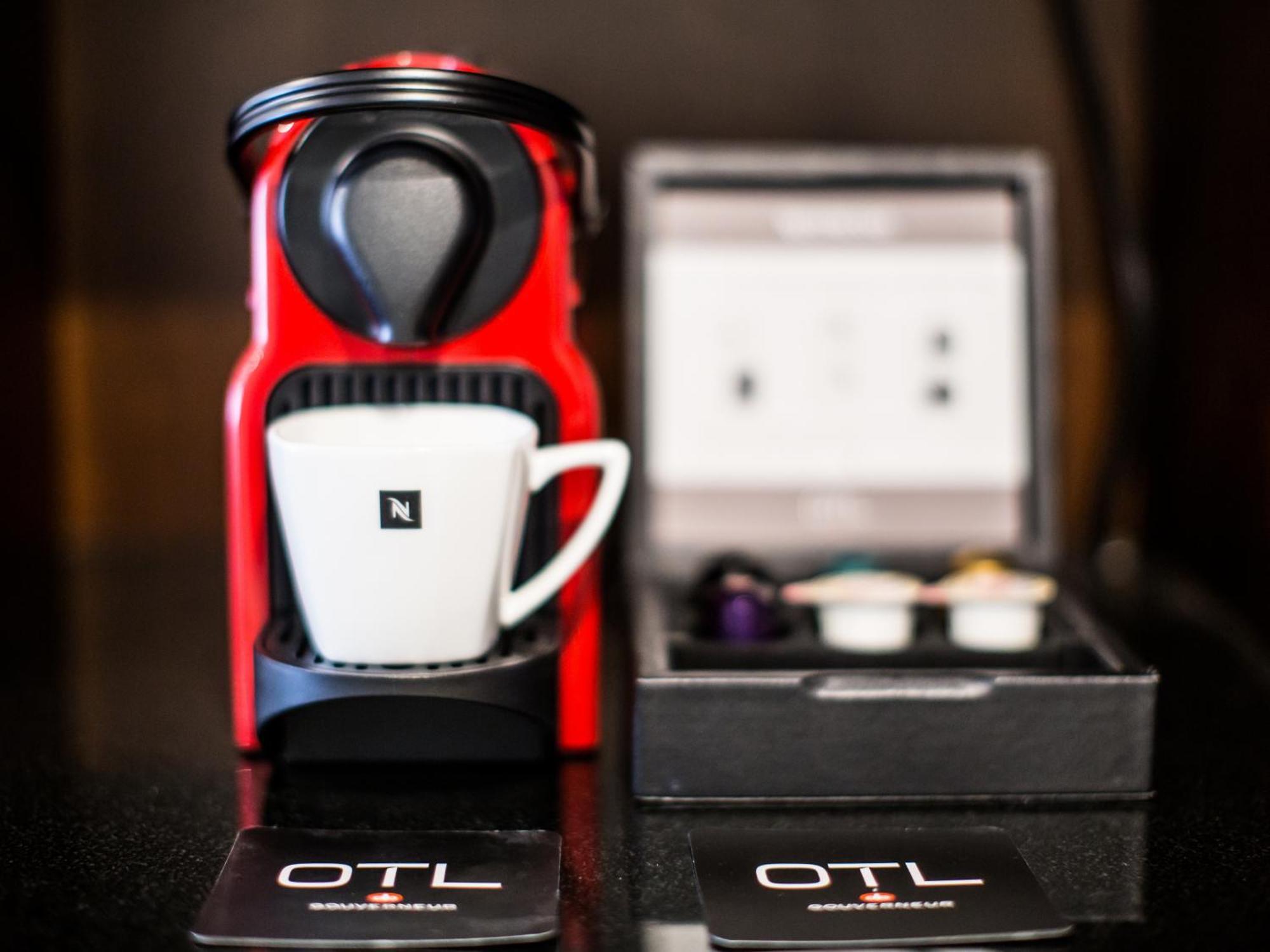 Otl Gouverneur Chicoutimi Exterior foto A Nespresso Inissia coffee machine