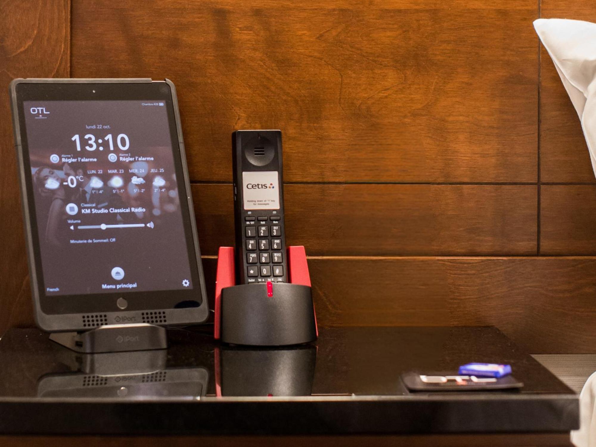 Otl Gouverneur Chicoutimi Exterior foto A phone and a tablet in a hotel room