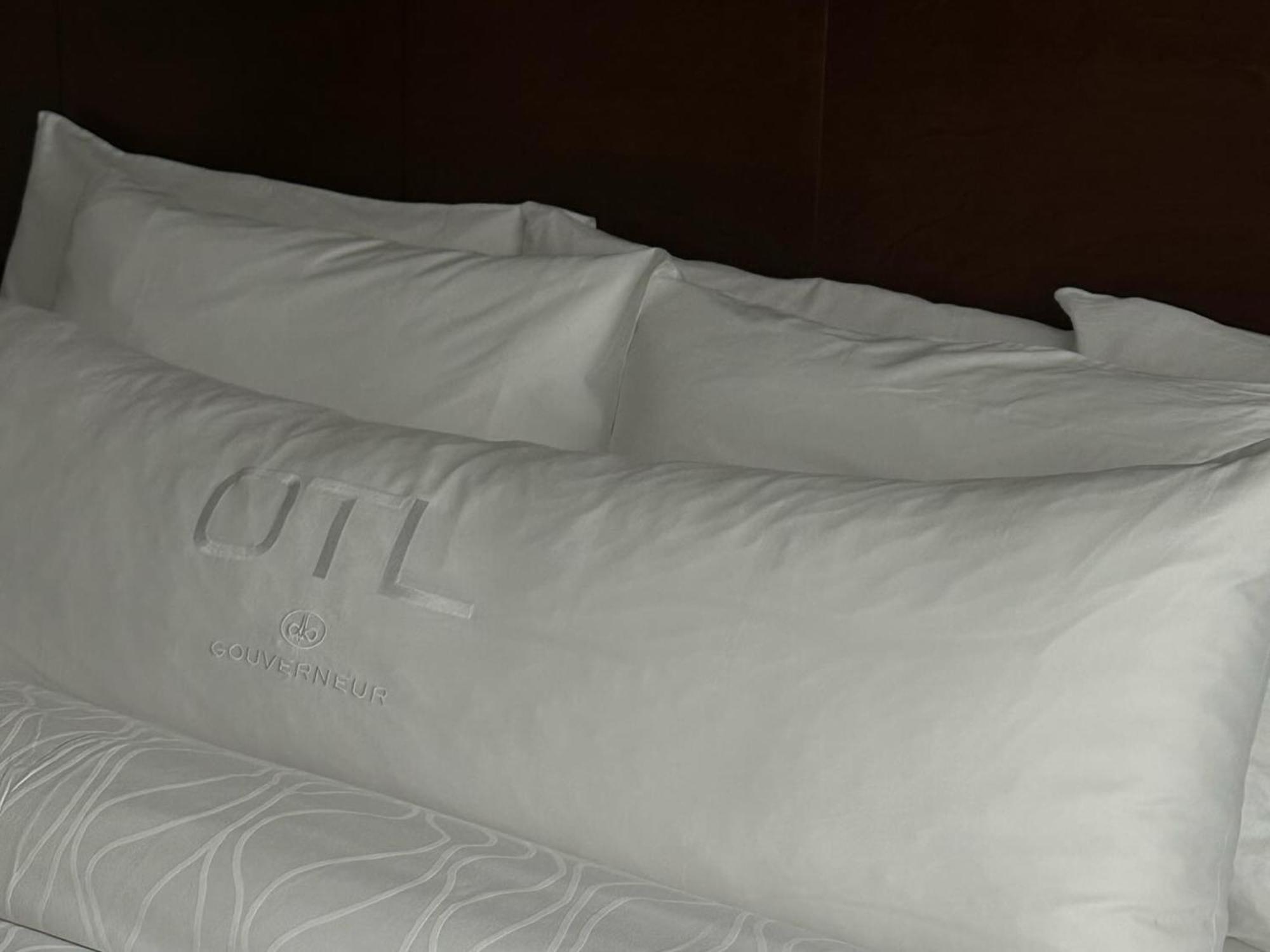 Otl Gouverneur Chicoutimi Exterior foto A pillowcase
