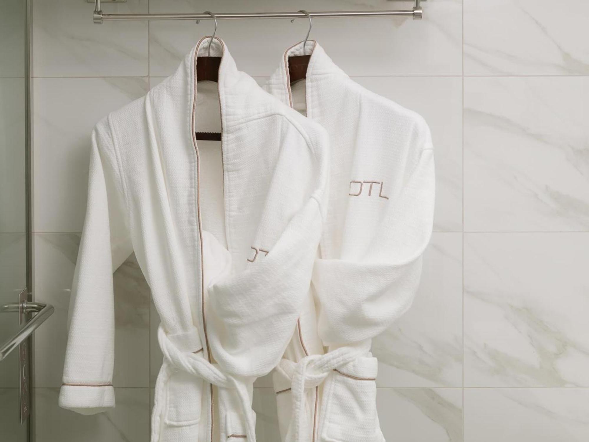 Otl Gouverneur Chicoutimi Exterior foto Bathrobes
