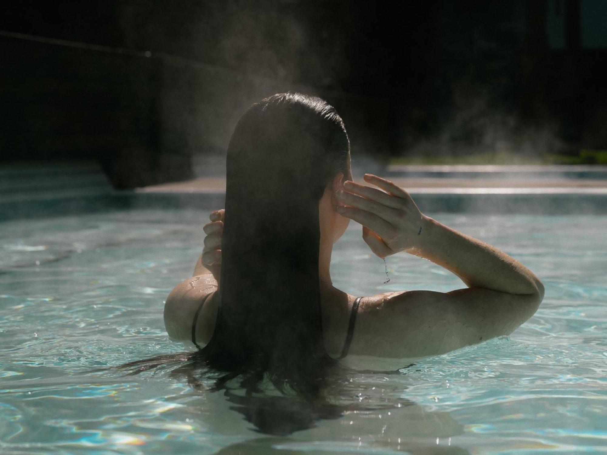 Otl Gouverneur Chicoutimi Exterior foto A woman bathing in a hot spring